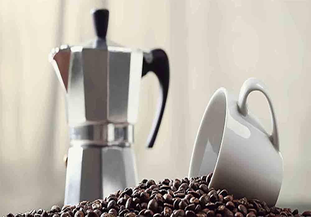 دانه های قهوه و یک دستگاه موکاپات