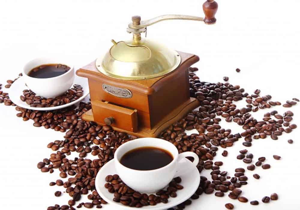آسیاب قدیمی و دانه های قهوه